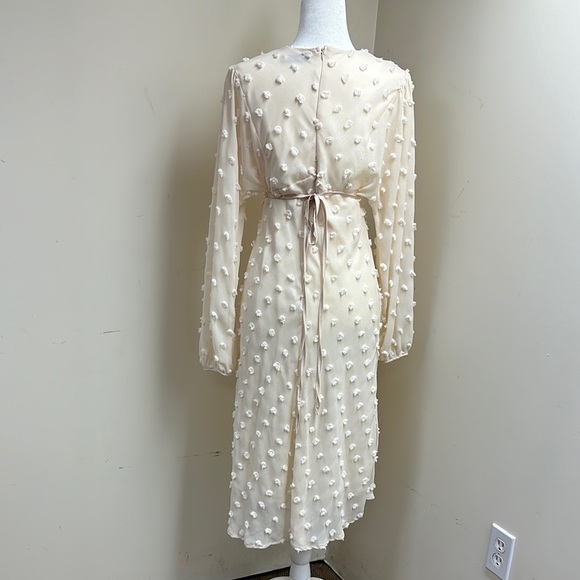 Chicwish Cream Sheath Dress with Bishop Sleeves and Crew Neck - Picture 2 of 4